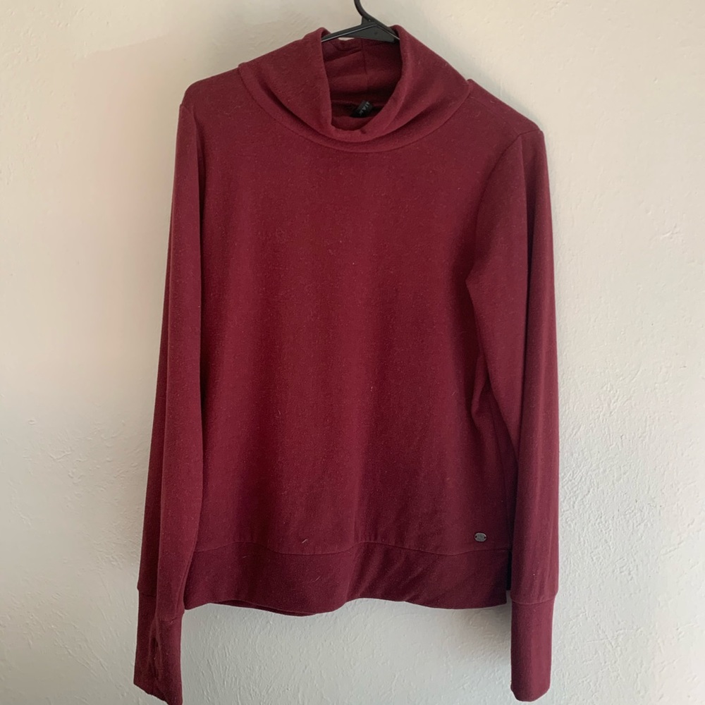 Comfy maroon sweater/sweatshirt from Gaiam.
